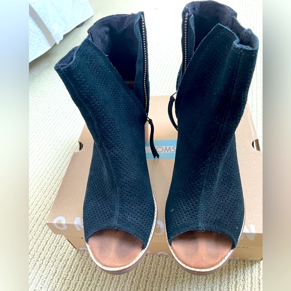 TOMS Women's Black Peep-Toe Ankle Boots GUC - Picture 2 of 9